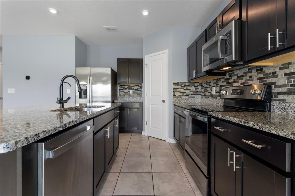 For Rent: $2,000 (3 beds, 2 baths, 1450 Square Feet)