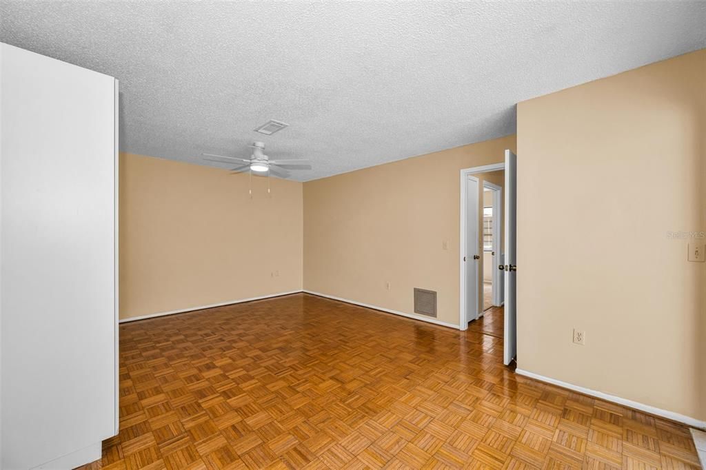 Activo con contrato: $222,000 (2 camas, 2 baños, 1378 Pies cuadrados)
