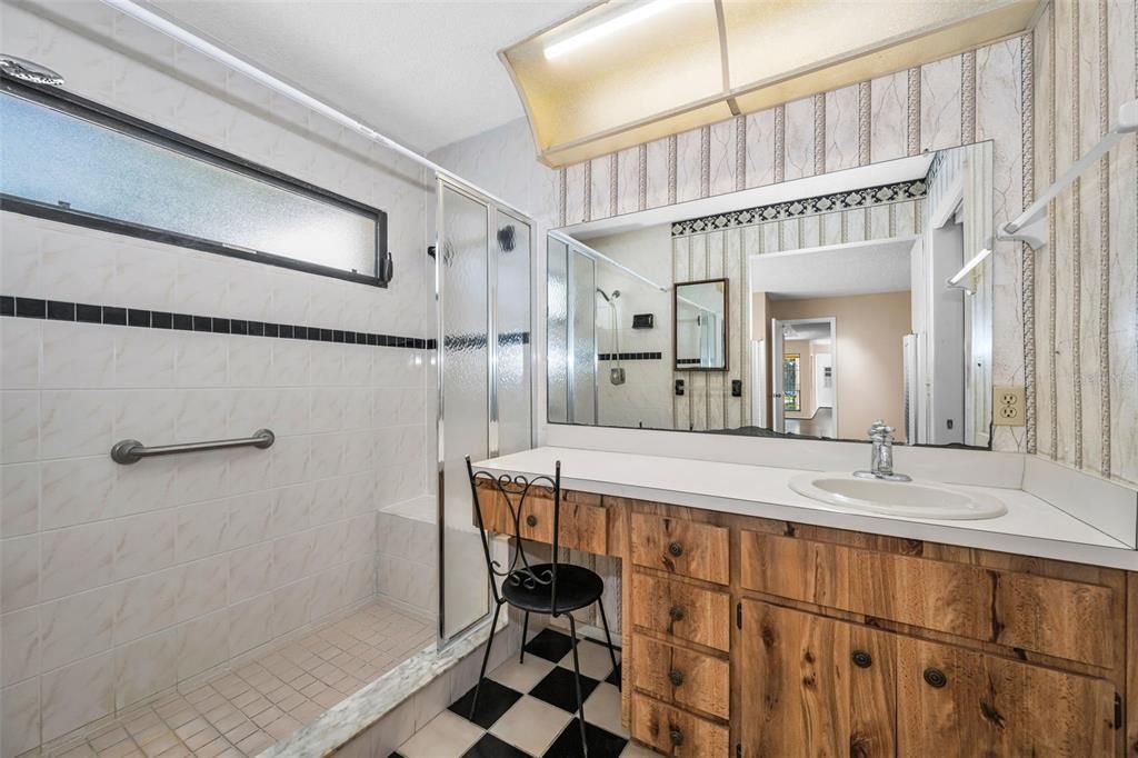 Activo con contrato: $222,000 (2 camas, 2 baños, 1378 Pies cuadrados)