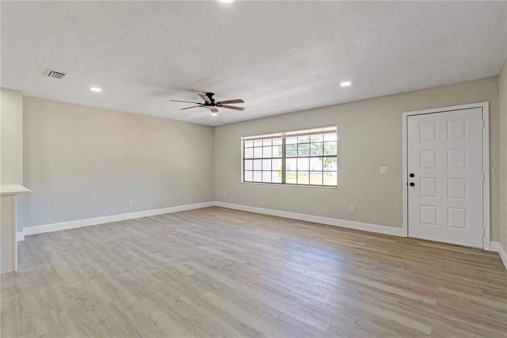 Active With Contract: $315,000 (2 beds, 2 baths, 1293 Square Feet)