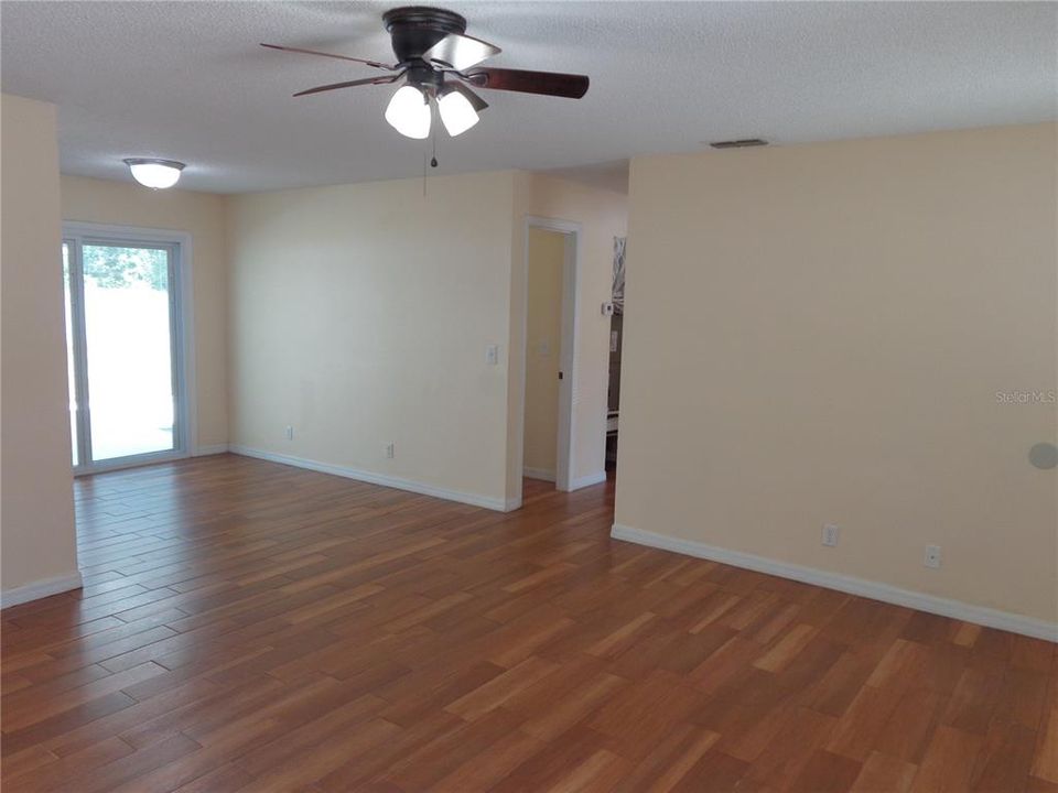 For Sale: $220,000 (3 beds, 1 baths, 1014 Square Feet)