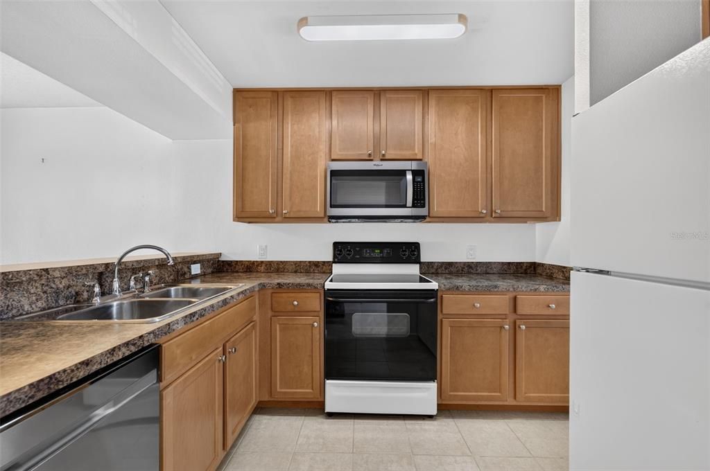 На продажу: $259,900 (2 спален, 2 ванн, 890 Квадратных фут)