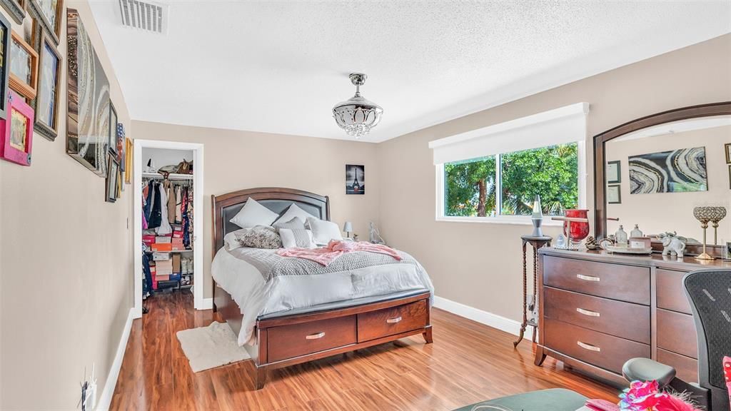 For Sale: $670,000 (5 beds, 4 baths, 2274 Square Feet)