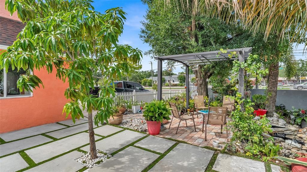 For Sale: $670,000 (5 beds, 4 baths, 2274 Square Feet)