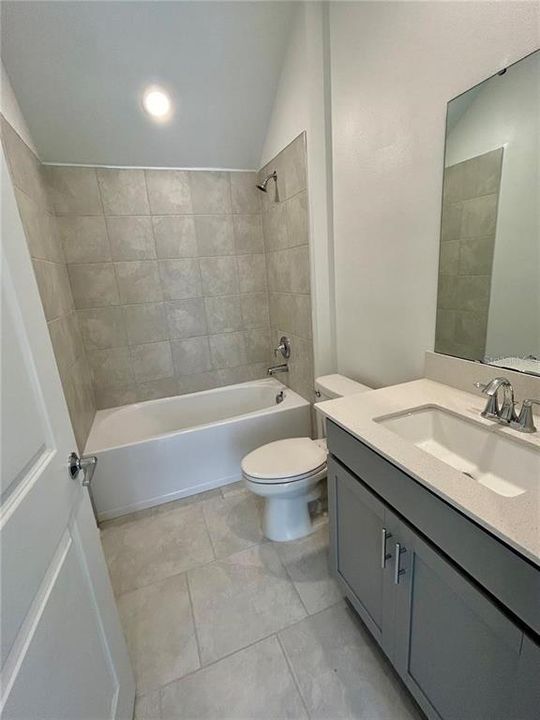 En Renta: $2,450 (4 camas, 3 baños, 2023 Pies cuadrados)