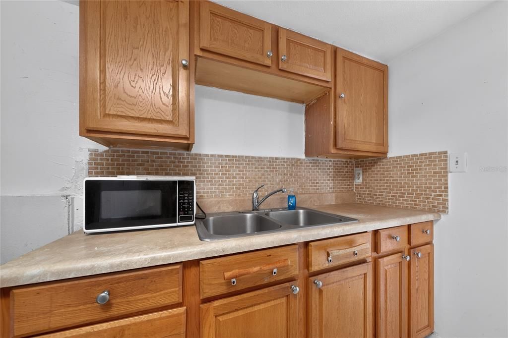 For Sale: $168,000 (3 beds, 2 baths, 893 Square Feet)