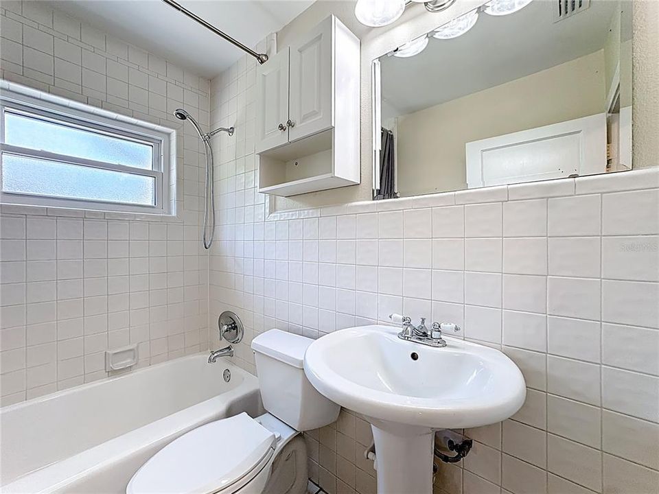 For Rent: $2,200 (2 beds, 1 baths, 1027 Square Feet)