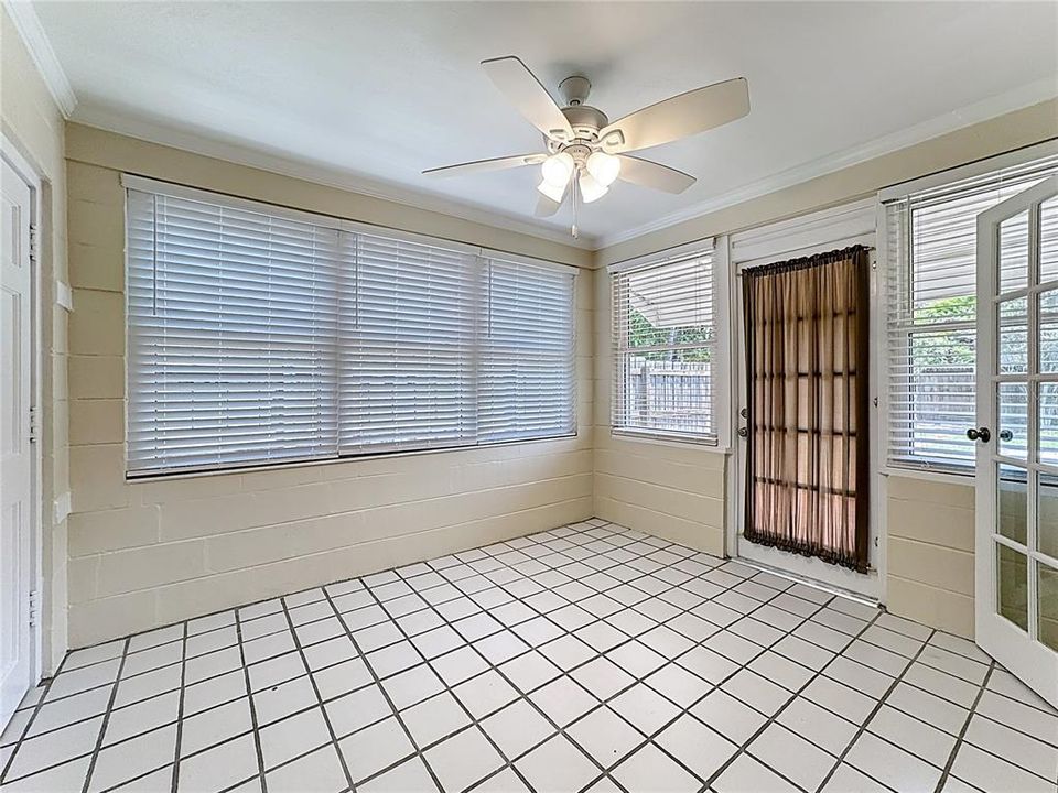 For Rent: $2,200 (2 beds, 1 baths, 1027 Square Feet)