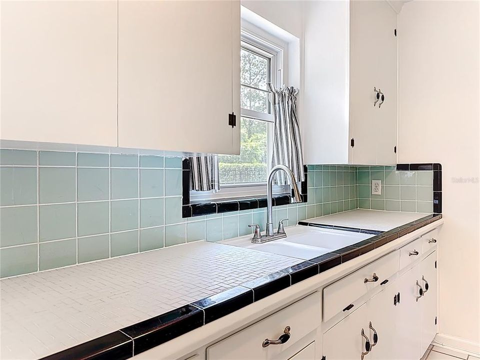 For Rent: $2,200 (2 beds, 1 baths, 1027 Square Feet)