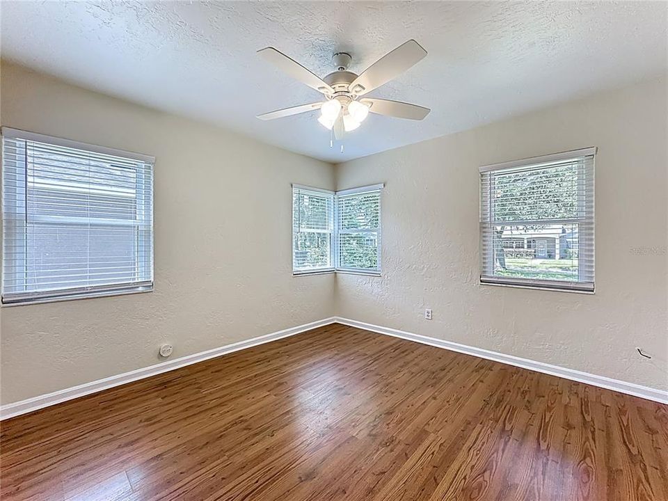 For Rent: $2,200 (2 beds, 1 baths, 1027 Square Feet)