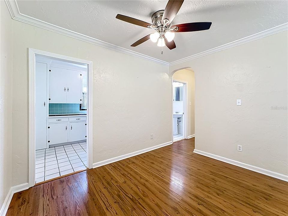 For Rent: $2,200 (2 beds, 1 baths, 1027 Square Feet)