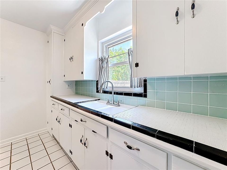 For Rent: $2,200 (2 beds, 1 baths, 1027 Square Feet)