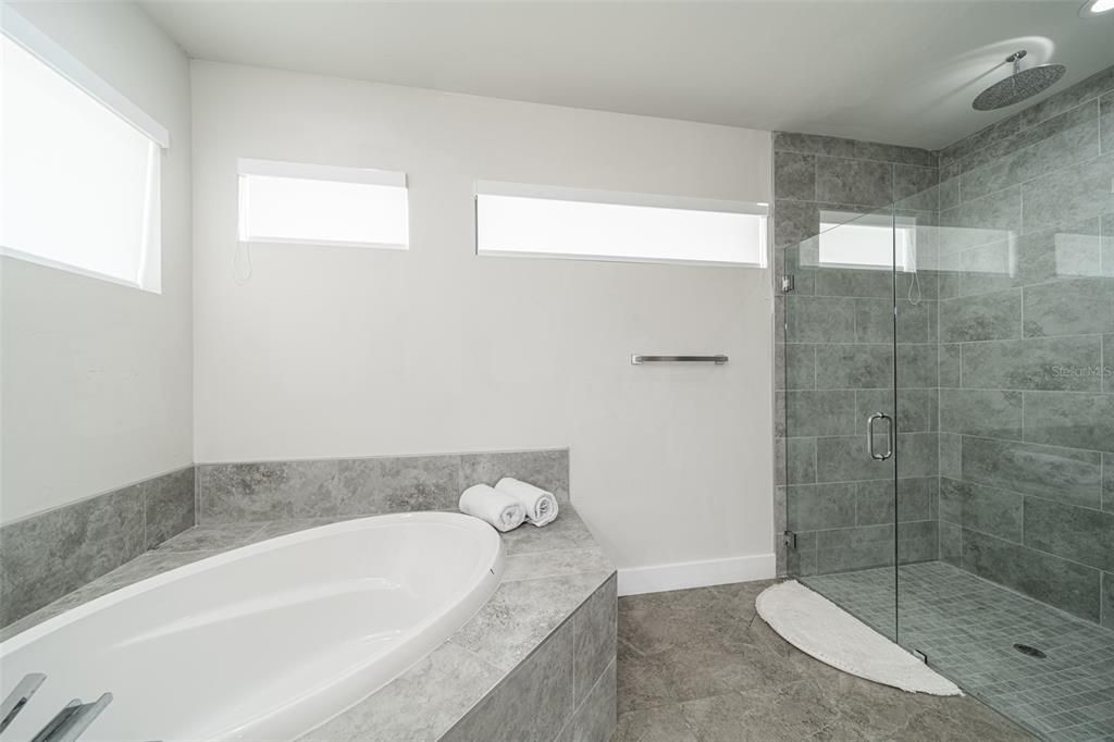 For Sale: $530,000 (3 beds, 3 baths, 2041 Square Feet)