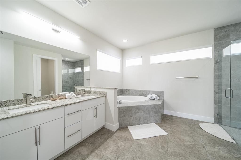 For Sale: $530,000 (3 beds, 3 baths, 2041 Square Feet)
