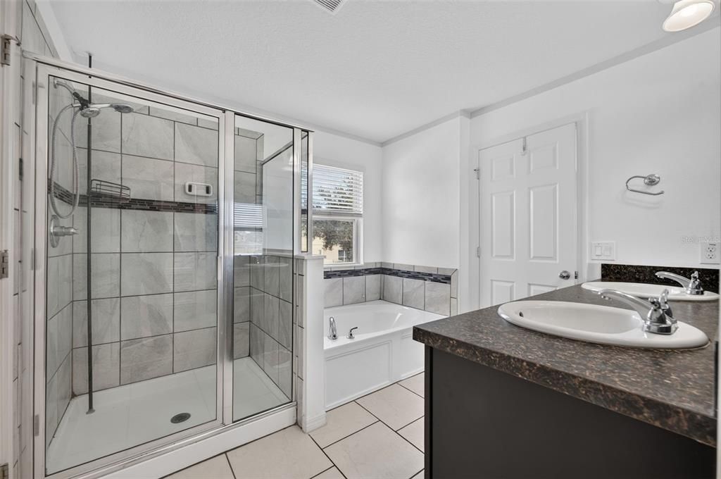 En Venta: $499,000 (4 camas, 2 baños, 3298 Pies cuadrados)