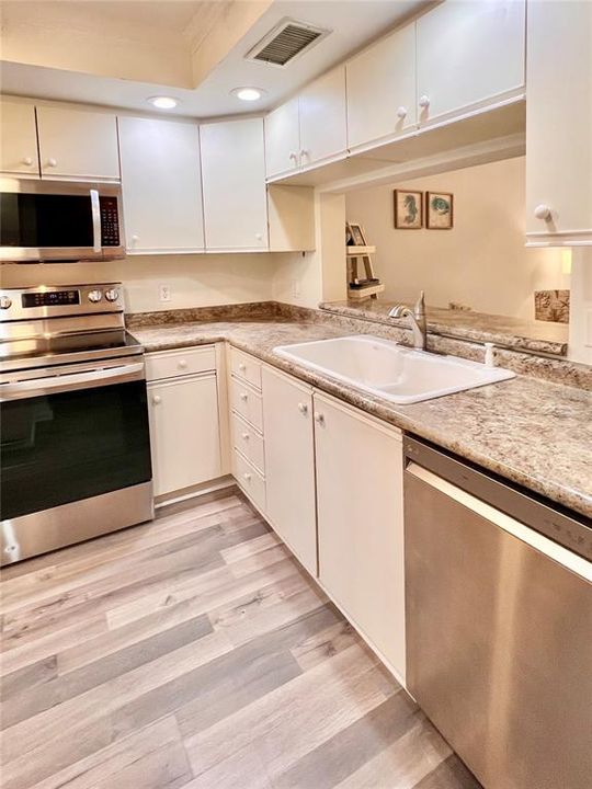 For Sale: $159,000 (2 beds, 2 baths, 1042 Square Feet)