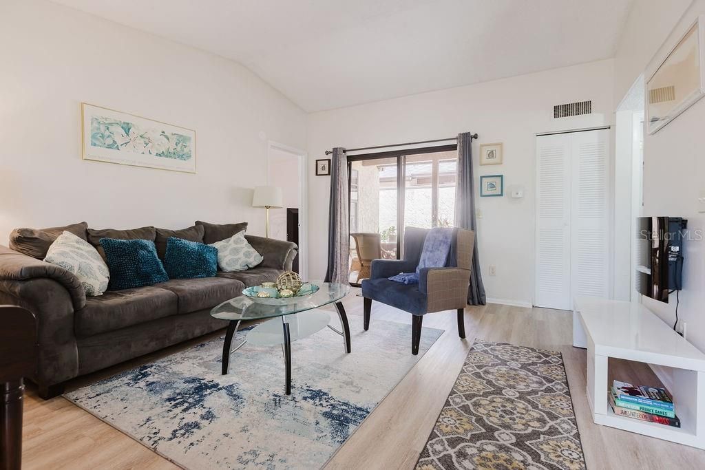 For Rent: $1,200 (2 beds, 2 baths, 832 Square Feet)