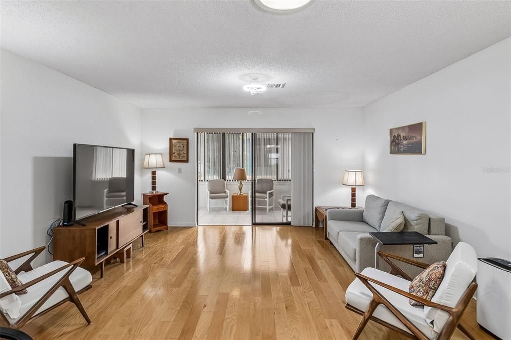 For Sale: $349,000 (2 beds, 2 baths, 1138 Square Feet)