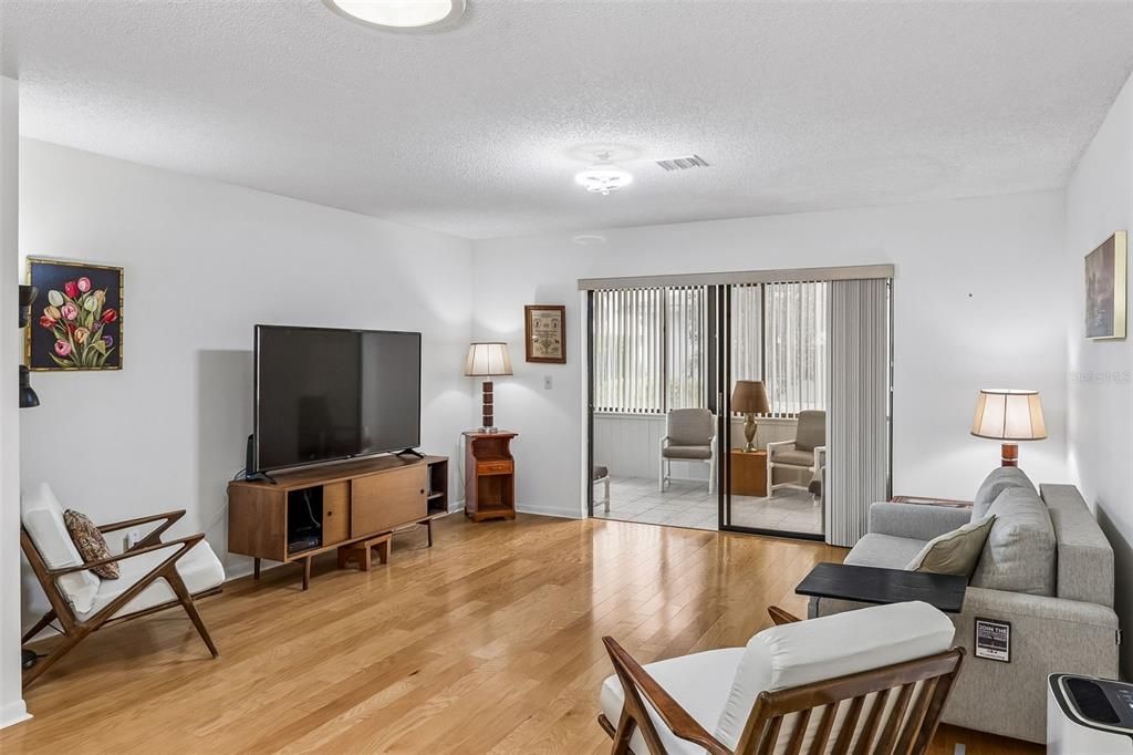 For Sale: $349,000 (2 beds, 2 baths, 1138 Square Feet)
