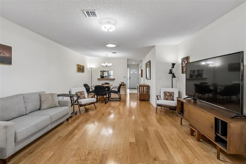 For Sale: $349,000 (2 beds, 2 baths, 1138 Square Feet)