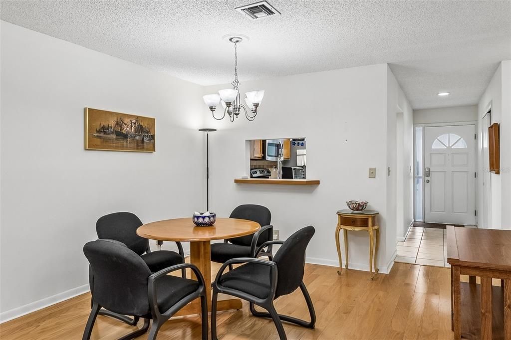 For Sale: $349,000 (2 beds, 2 baths, 1138 Square Feet)