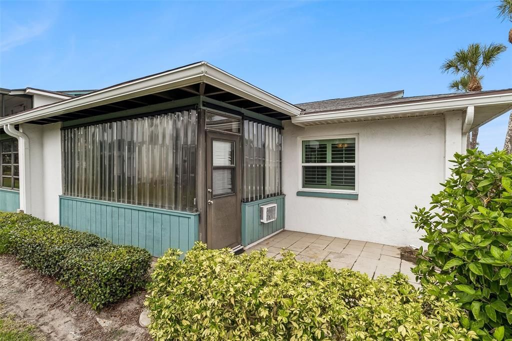 For Sale: $349,000 (2 beds, 2 baths, 1138 Square Feet)