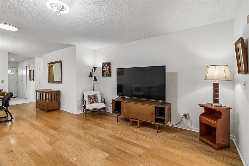 For Sale: $349,000 (2 beds, 2 baths, 1138 Square Feet)