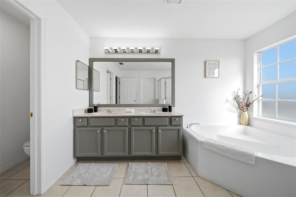 For Sale: $460,000 (5 beds, 3 baths, 2381 Square Feet)
