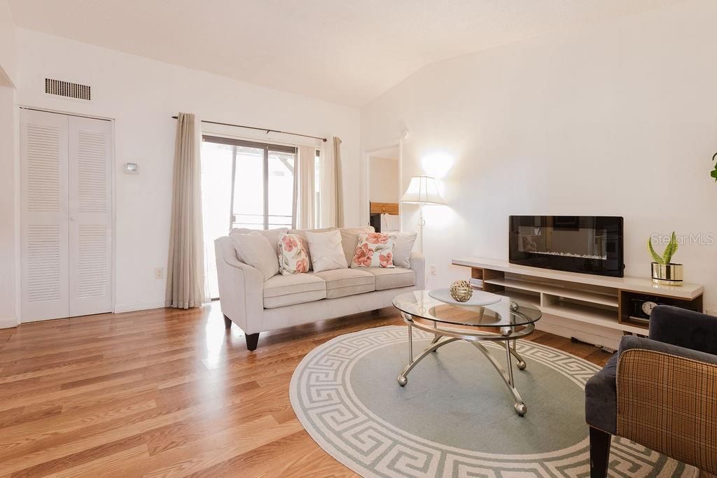 For Rent: $1,200 (2 beds, 2 baths, 832 Square Feet)
