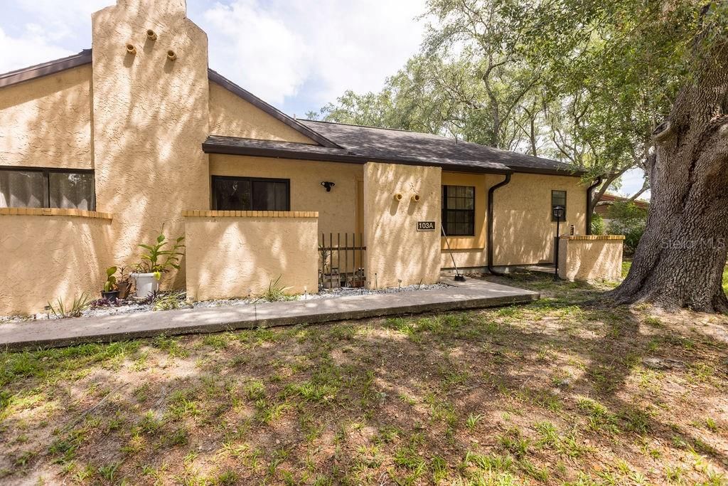 For Rent: $1,200 (2 beds, 2 baths, 832 Square Feet)