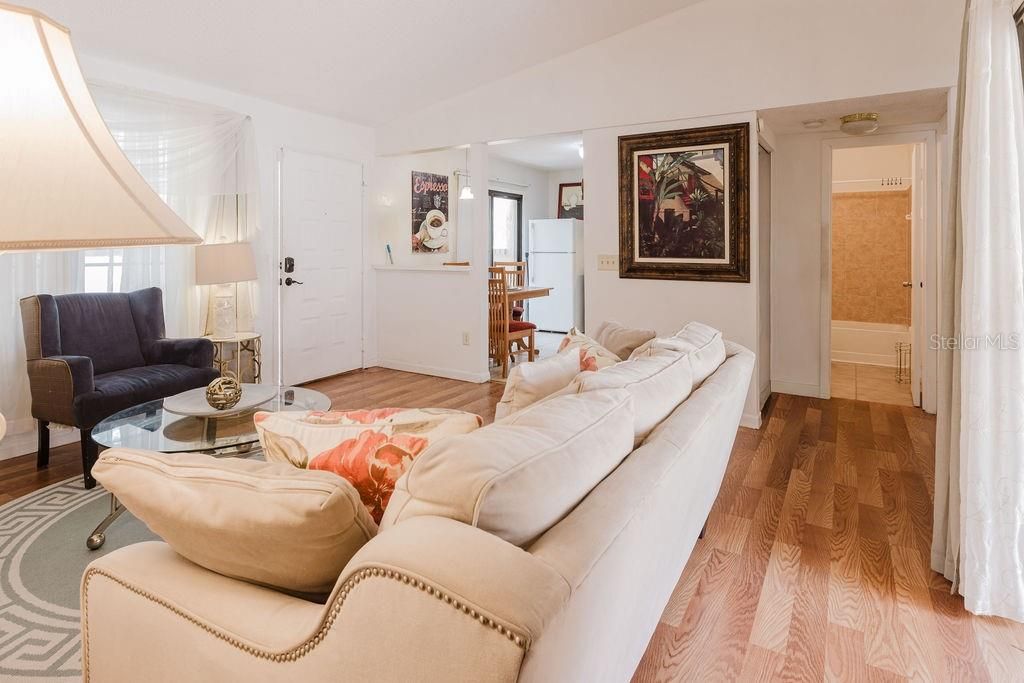 For Rent: $1,200 (2 beds, 2 baths, 832 Square Feet)
