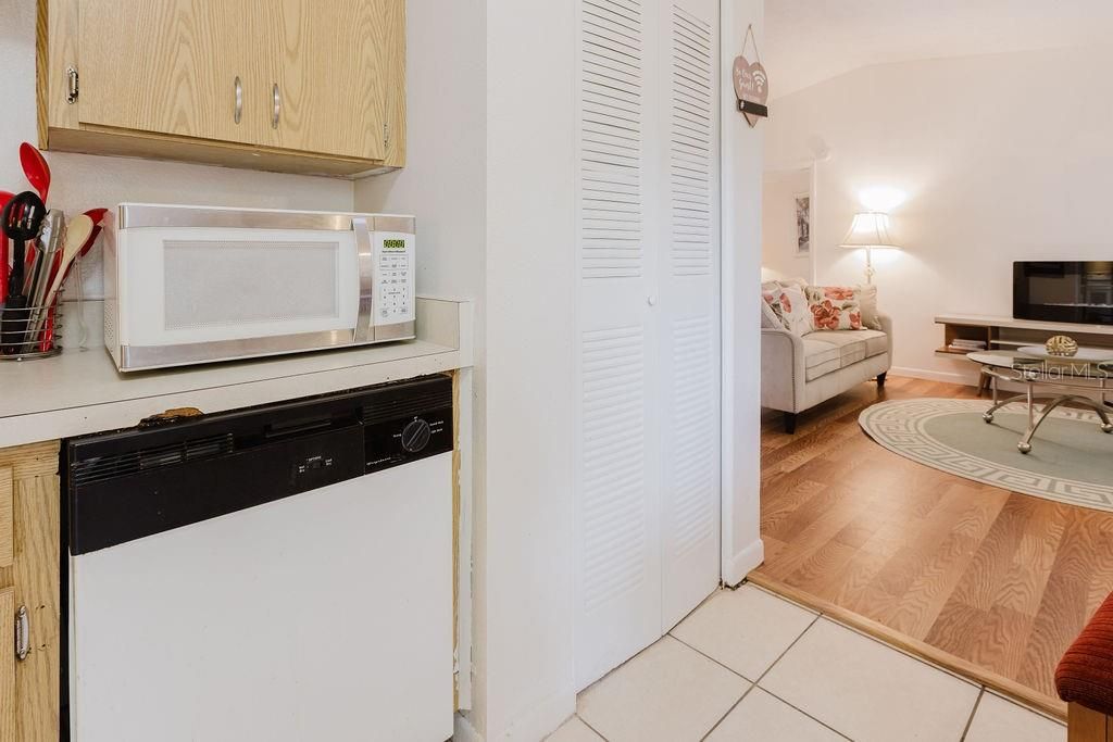For Rent: $1,200 (2 beds, 2 baths, 832 Square Feet)