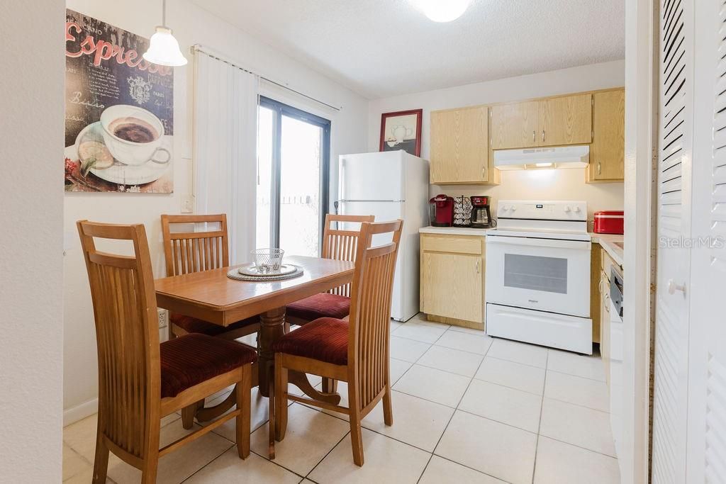 For Rent: $1,200 (2 beds, 2 baths, 832 Square Feet)