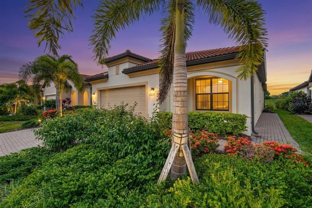 Active With Contract: $435,000 (2 beds, 2 baths, 1907 Square Feet)