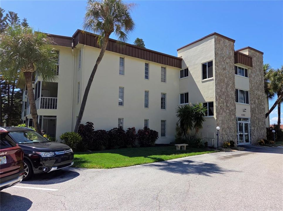For Rent: $2,200 (2 beds, 2 baths, 1005 Square Feet)