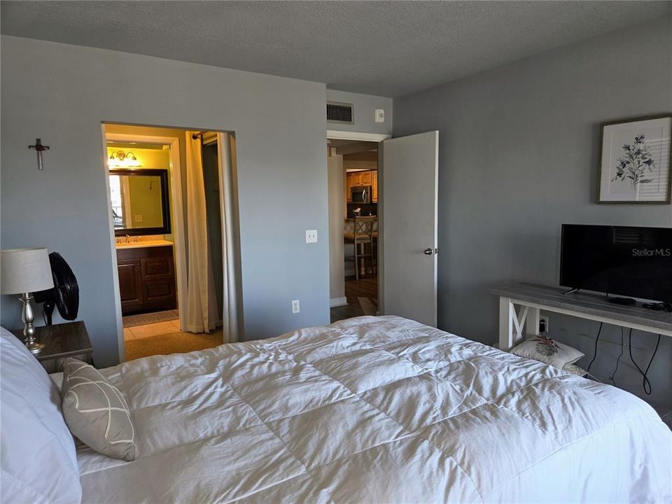 For Rent: $2,200 (2 beds, 2 baths, 1005 Square Feet)