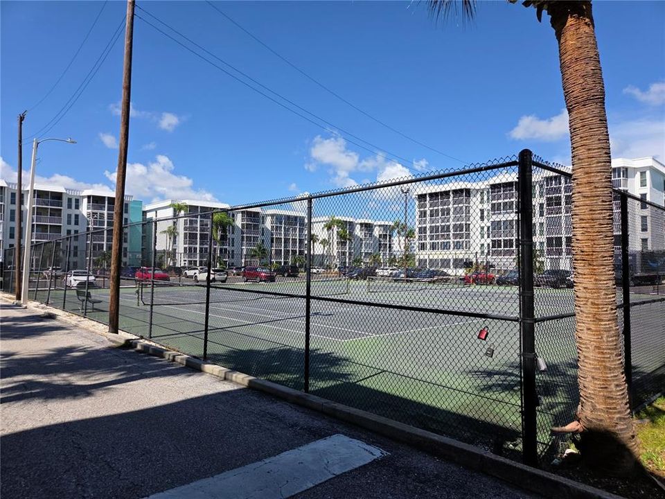 For Rent: $2,200 (2 beds, 2 baths, 1005 Square Feet)