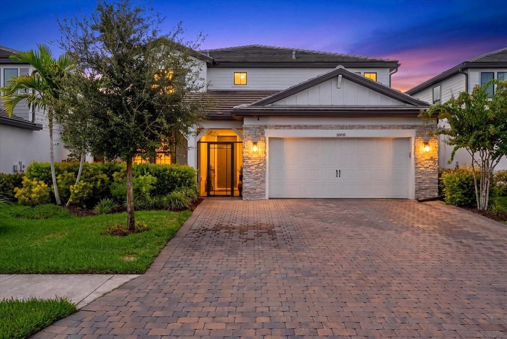 For Sale: $949,000 (5 beds, 4 baths, 3641 Square Feet)