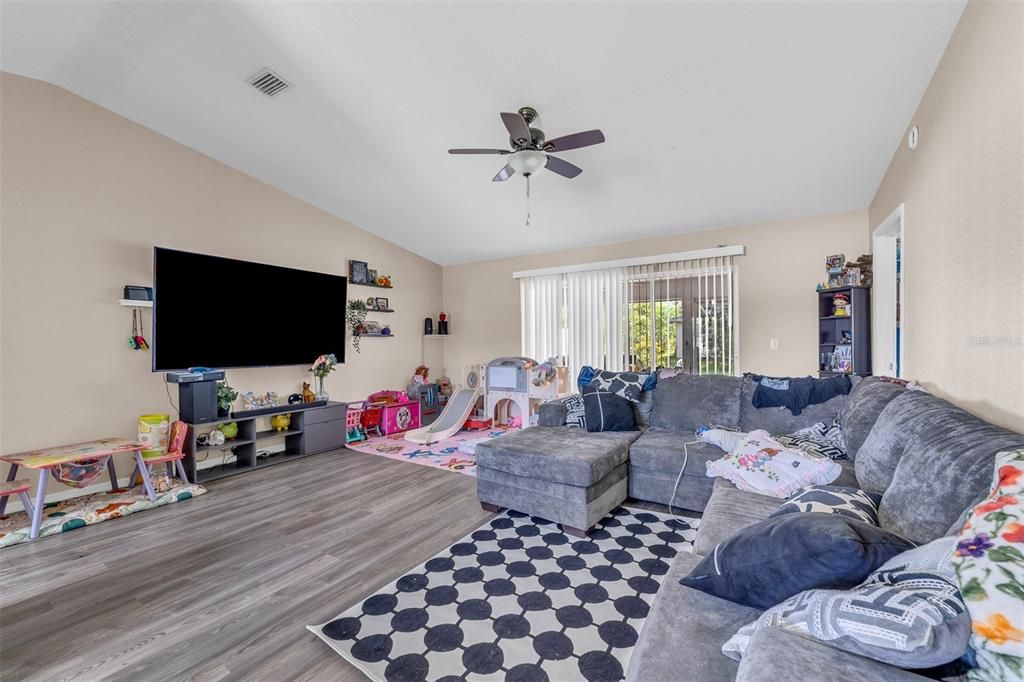 For Sale: $420,000 (4 beds, 0 baths, 2086 Square Feet)
