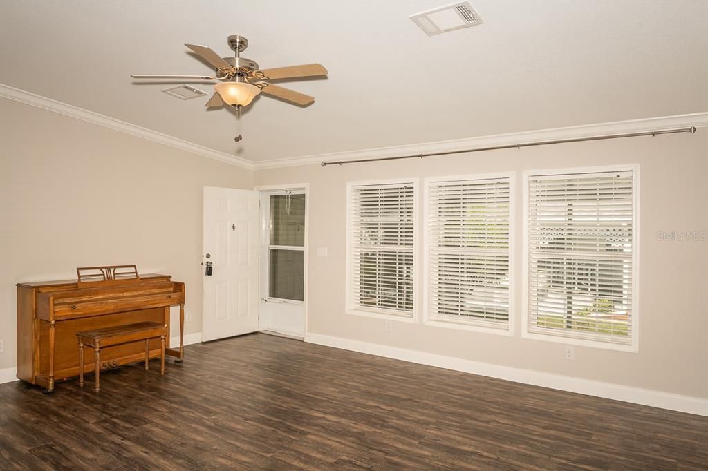 For Sale: $239,000 (3 beds, 2 baths, 1512 Square Feet)