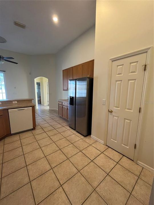 En Venta: $575,000 (5 camas, 3 baños, 2715 Pies cuadrados)