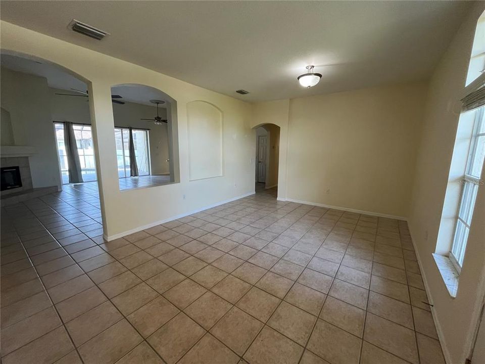 En Venta: $575,000 (5 camas, 3 baños, 2715 Pies cuadrados)