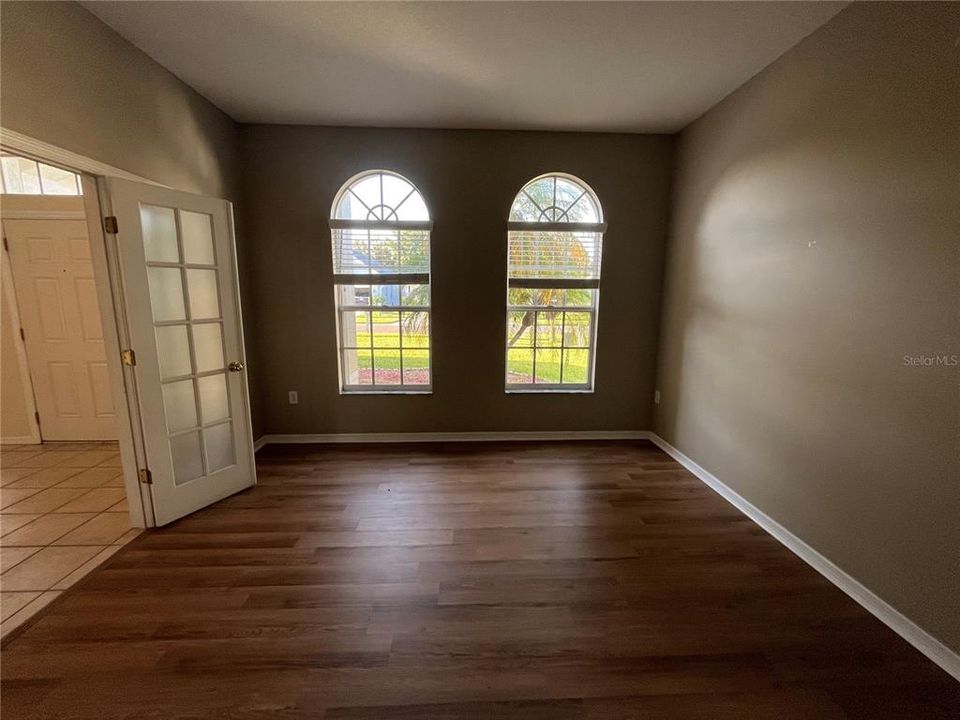 En Venta: $575,000 (5 camas, 3 baños, 2715 Pies cuadrados)