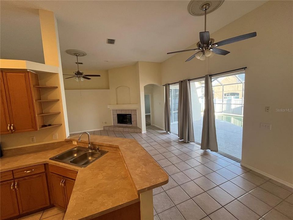 En Venta: $575,000 (5 camas, 3 baños, 2715 Pies cuadrados)