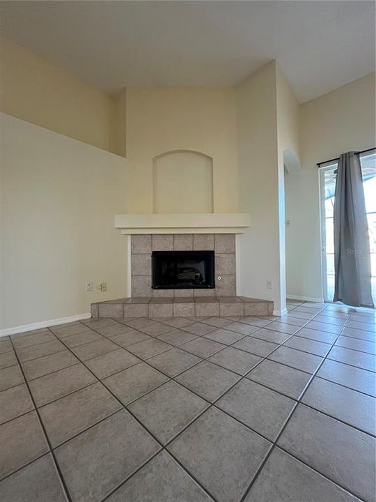 En Venta: $575,000 (5 camas, 3 baños, 2715 Pies cuadrados)
