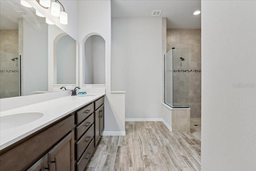 For Sale: $499,900 (4 beds, 2 baths, 1897 Square Feet)
