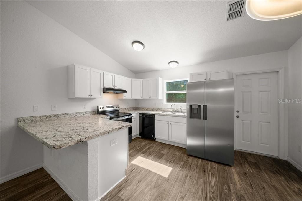 For Sale: $230,000 (3 beds, 2 baths, 1014 Square Feet)
