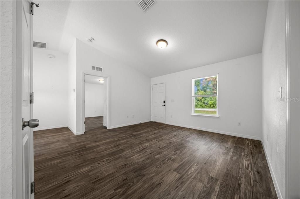 For Sale: $230,000 (3 beds, 2 baths, 1014 Square Feet)