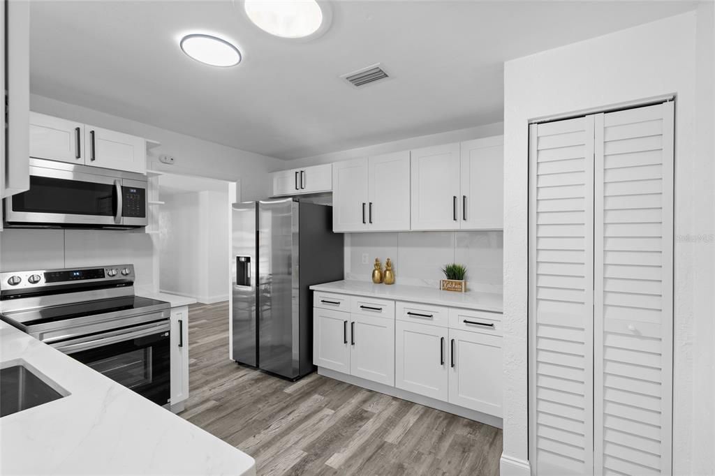 For Sale: $370,000 (4 beds, 2 baths, 1558 Square Feet)