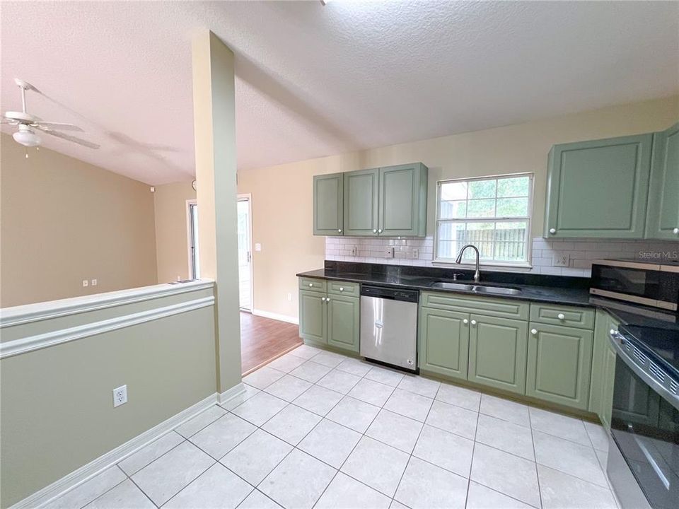 For Rent: $2,300 (3 beds, 2 baths, 1353 Square Feet)